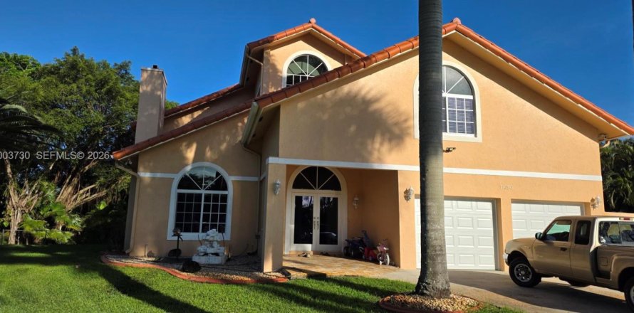 House in Plantation, Florida 5 bedrooms, 327.57 sq.m. № 2068905