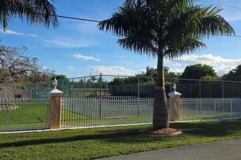 House in Plantation, Florida 5 bedrooms, 327.57 sq.m. № 2068905 - photo 3