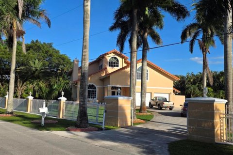 House in Plantation, Florida 5 bedrooms, 327.57 sq.m. № 2068905 - photo 2