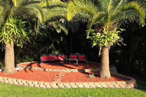 House in Plantation, Florida 5 bedrooms, 327.57 sq.m. № 2068905 - photo 12