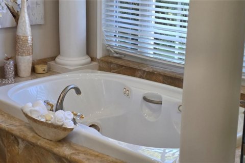 House in Plantation, Florida 5 bedrooms, 327.57 sq.m. № 2068905 - photo 14