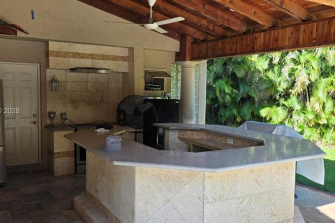 House in Plantation, Florida 5 bedrooms, 327.57 sq.m. № 2068905 - photo 10