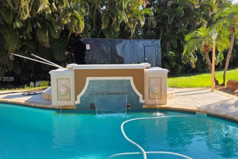 House in Plantation, Florida 5 bedrooms, 327.57 sq.m. № 2068905 - photo 8