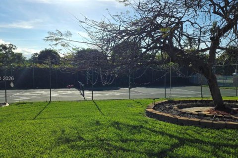 House in Plantation, Florida 5 bedrooms, 327.57 sq.m. № 2068905 - photo 5