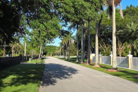 House in Plantation, Florida 5 bedrooms, 327.57 sq.m. № 2068905 - photo 17