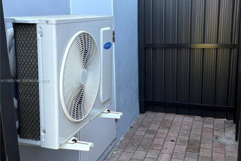 Propiedad comercial en alquiler en Miami Gardens, Florida, 1 dormitorio, 65.03 m2 № 2008195 - foto 8