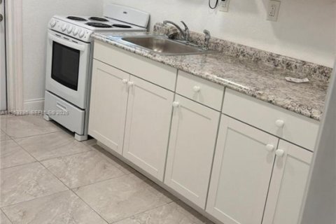 Propiedad comercial en alquiler en Miami Gardens, Florida, 1 dormitorio, 65.03 m2 № 2008195 - foto 2