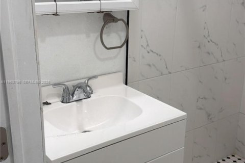 Propiedad comercial en alquiler en Miami Gardens, Florida, 1 dormitorio, 65.03 m2 № 2008195 - foto 5