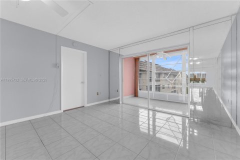 Condo in Sunrise, Florida, 2 bedrooms  № 2063965 - photo 25