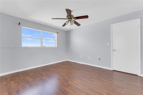 Condo in Sunrise, Florida, 2 bedrooms  № 2063965 - photo 17