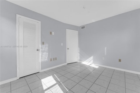 Condo in Sunrise, Florida, 2 bedrooms  № 2063965 - photo 11