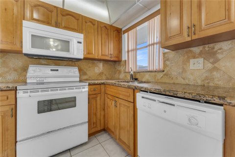 Condo in Sunrise, Florida, 2 bedrooms  № 2063965 - photo 5