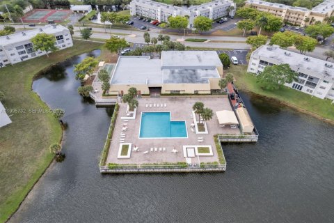 Condo in Sunrise, Florida, 2 bedrooms  № 2063965 - photo 2