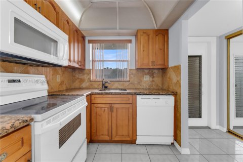 Condo in Sunrise, Florida, 2 bedrooms  № 2063965 - photo 9