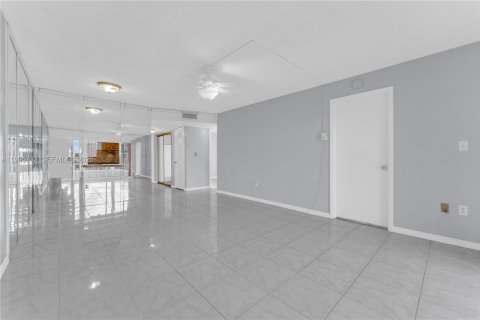 Condo in Sunrise, Florida, 2 bedrooms  № 2063965 - photo 26