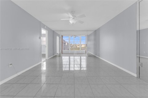 Condo in Sunrise, Florida, 2 bedrooms  № 2063965 - photo 30