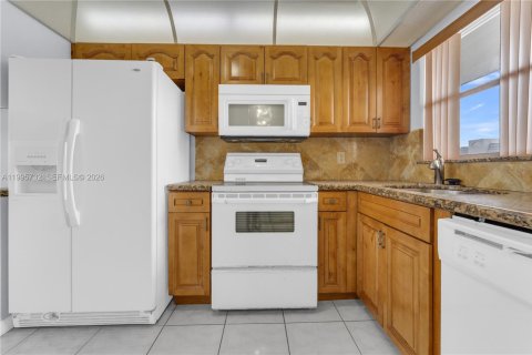 Condo in Sunrise, Florida, 2 bedrooms  № 2063965 - photo 4