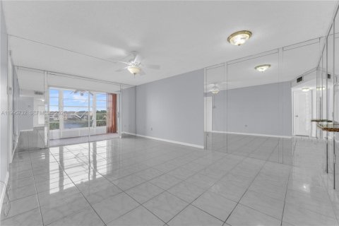 Condo in Sunrise, Florida, 2 bedrooms  № 2063965 - photo 24