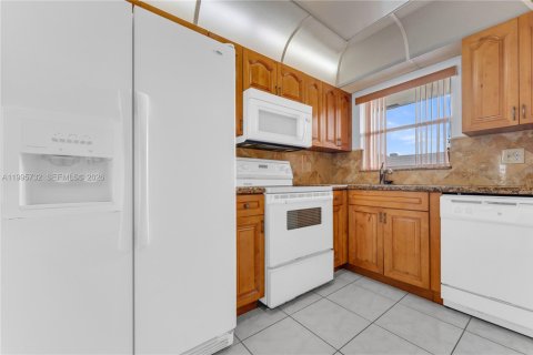 Condo in Sunrise, Florida, 2 bedrooms  № 2063965 - photo 8