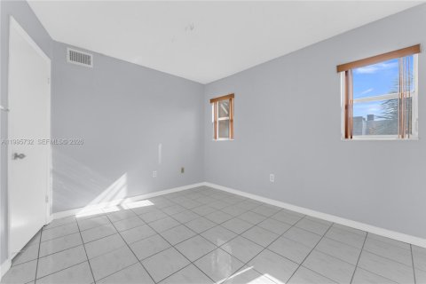 Condo in Sunrise, Florida, 2 bedrooms  № 2063965 - photo 12