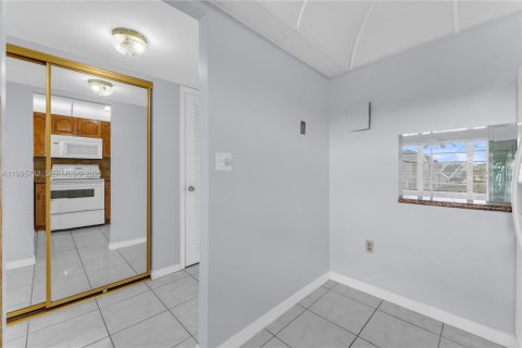 Condo in Sunrise, Florida, 2 bedrooms  № 2063965 - photo 23