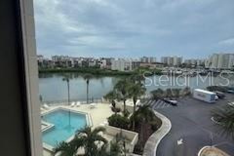 Condo in South Pasadena, Florida, 2 bedrooms  № 1903985 - photo 10