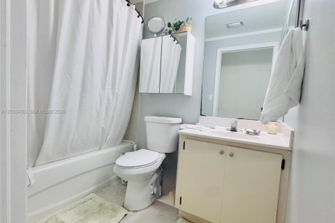 Condo in Doral, Florida, 3 bedrooms  № 2073716 - photo 13