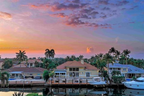 Купить виллу или дом в Лайтхаус-Пойнт, Флорида 4 спальни, 288.55м2, № 1758720 - фото 1