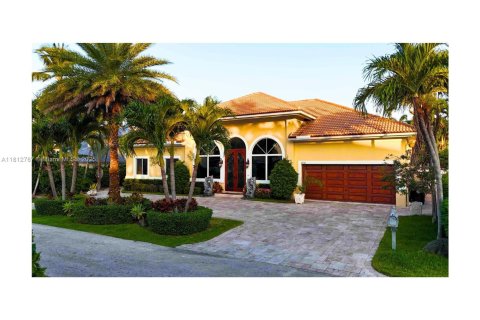 Купить виллу или дом в Лайтхаус-Пойнт, Флорида 4 спальни, 288.55м2, № 1758720 - фото 2