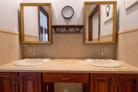 Купить виллу или дом в Лайтхаус-Пойнт, Флорида 4 спальни, 288.55м2, № 1758720 - фото 24