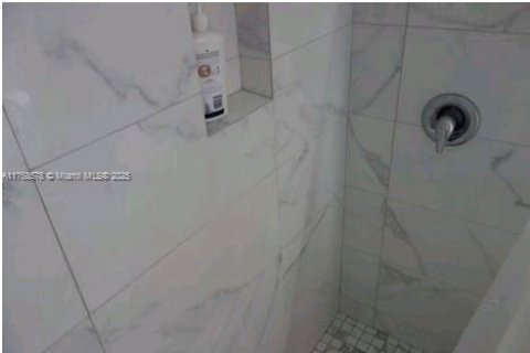 House in Miami, Florida 4 bedrooms, 192.31 sq.m. № 1867563 - photo 12