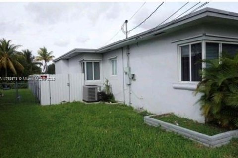 House in Miami, Florida 4 bedrooms, 192.31 sq.m. № 1867563 - photo 4