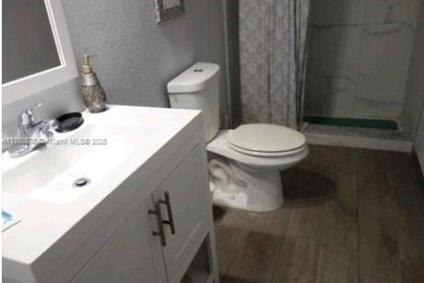 House in Miami, Florida 4 bedrooms, 192.31 sq.m. № 1867563 - photo 10