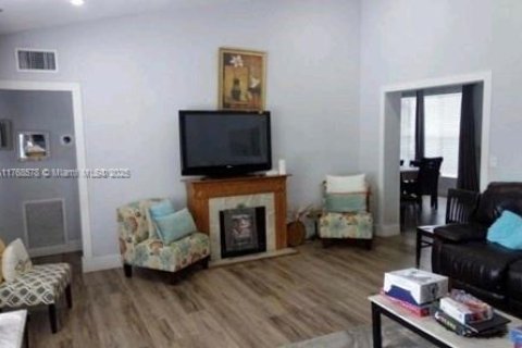 House in Miami, Florida 4 bedrooms, 192.31 sq.m. № 1867563 - photo 8