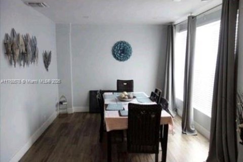 House in Miami, Florida 4 bedrooms, 192.31 sq.m. № 1867563 - photo 7