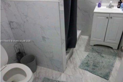 House in Miami, Florida 4 bedrooms, 192.31 sq.m. № 1867563 - photo 17