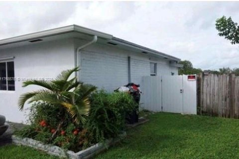 House in Miami, Florida 4 bedrooms, 192.31 sq.m. № 1867563 - photo 3
