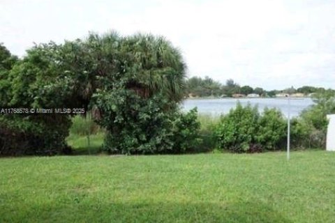 House in Miami, Florida 4 bedrooms, 192.31 sq.m. № 1867563 - photo 18