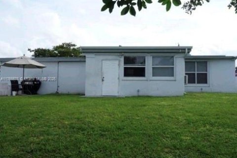 House in Miami, Florida 4 bedrooms, 192.31 sq.m. № 1867563 - photo 2
