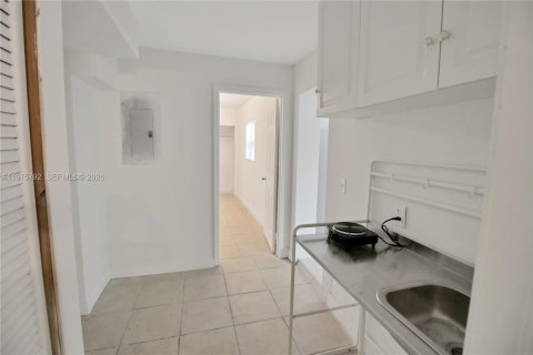 House in Riviera Beach, Florida 2 bedrooms, 46.45 sq.m. № 2040081 - photo 9