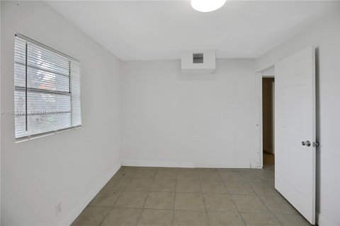 House in Riviera Beach, Florida 2 bedrooms, 46.45 sq.m. № 2040081 - photo 6