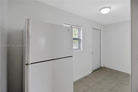 House in Riviera Beach, Florida 2 bedrooms, 46.45 sq.m. № 2040081 - photo 3