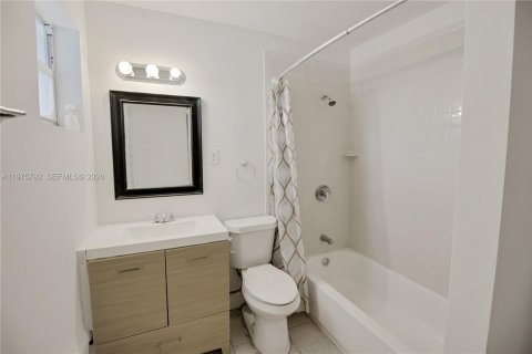 House in Riviera Beach, Florida 2 bedrooms, 46.45 sq.m. № 2040081 - photo 11