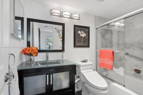 Condo in Pembroke Pines, Florida, 2 bedrooms  № 1726421 - photo 13