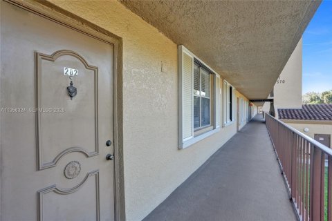 Condo in Deerfield Beach, Florida, 2 bedrooms № 2017665 - photo 2