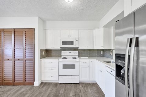 Condo in Deerfield Beach, Florida, 2 bedrooms № 2017665 - photo 4