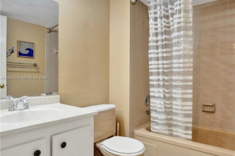 Condo in Deerfield Beach, Florida, 2 bedrooms № 2017665 - photo 9