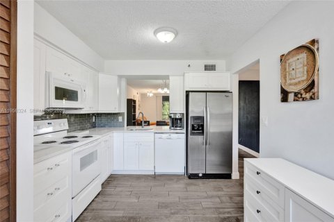 Condo in Deerfield Beach, Florida, 2 bedrooms № 2017665 - photo 8