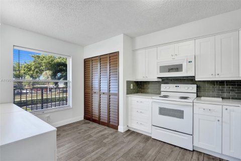 Condo in Deerfield Beach, Florida, 2 bedrooms № 2017665 - photo 6