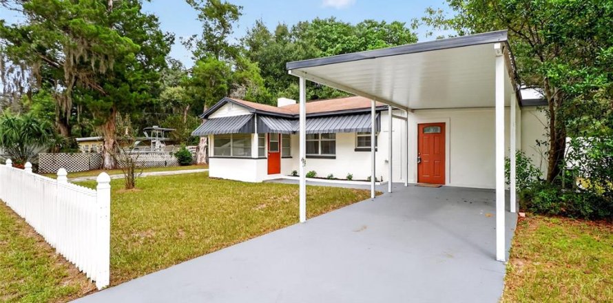 House in Inverness, Florida 2 bedrooms, 81.29 sq.m. № 2403698
